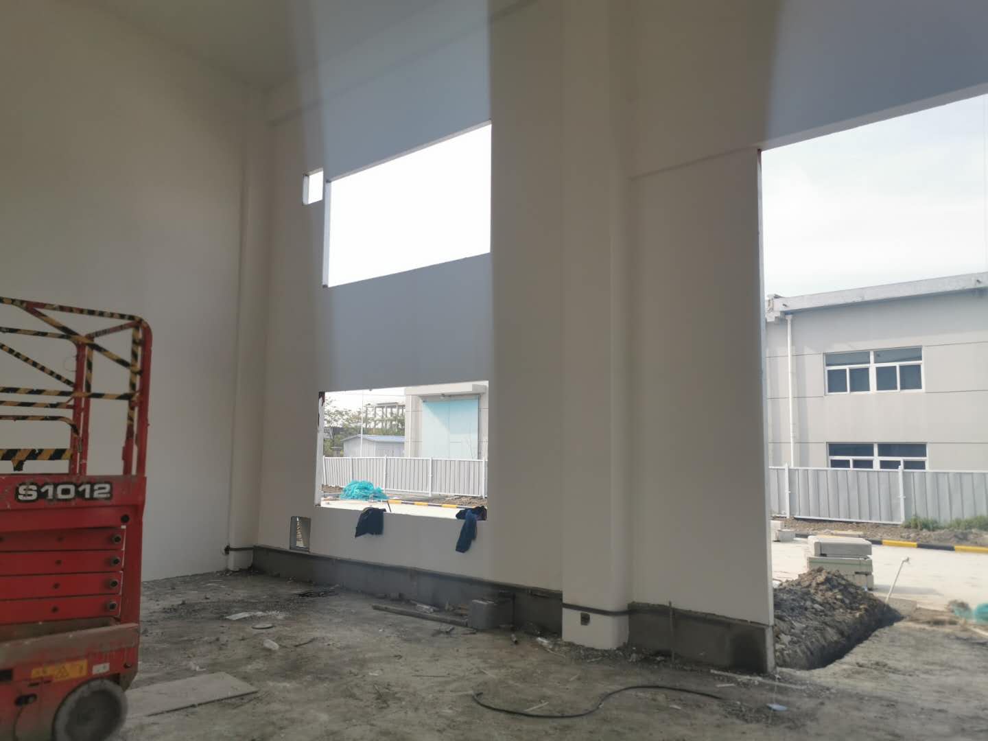 <a href='http://www.truckingimages.com' target='_blank'>泄爆墙</a>施工