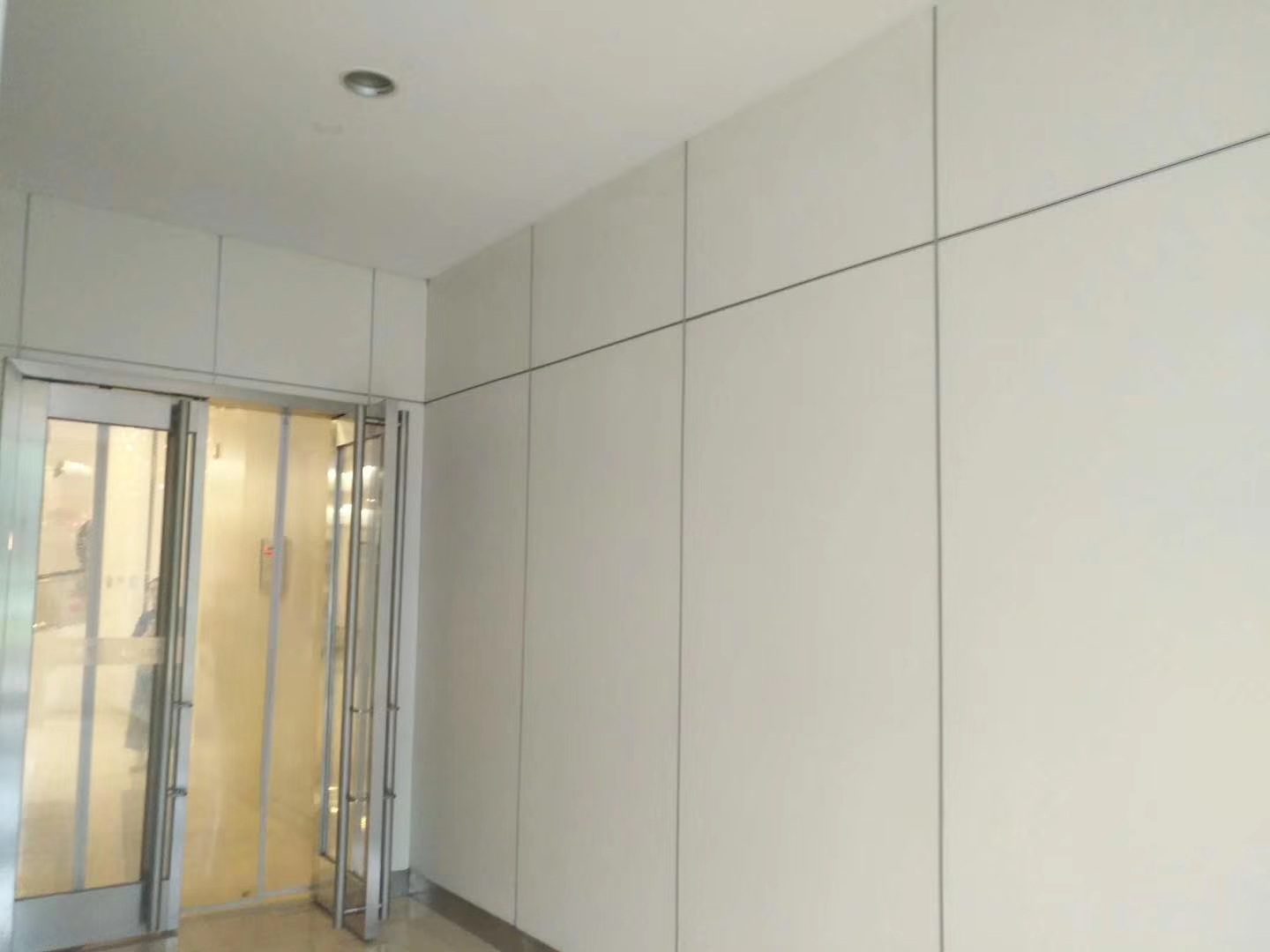 <a href='http://www.truckingimages.com' target='_blank'>泄爆墙</a>施工